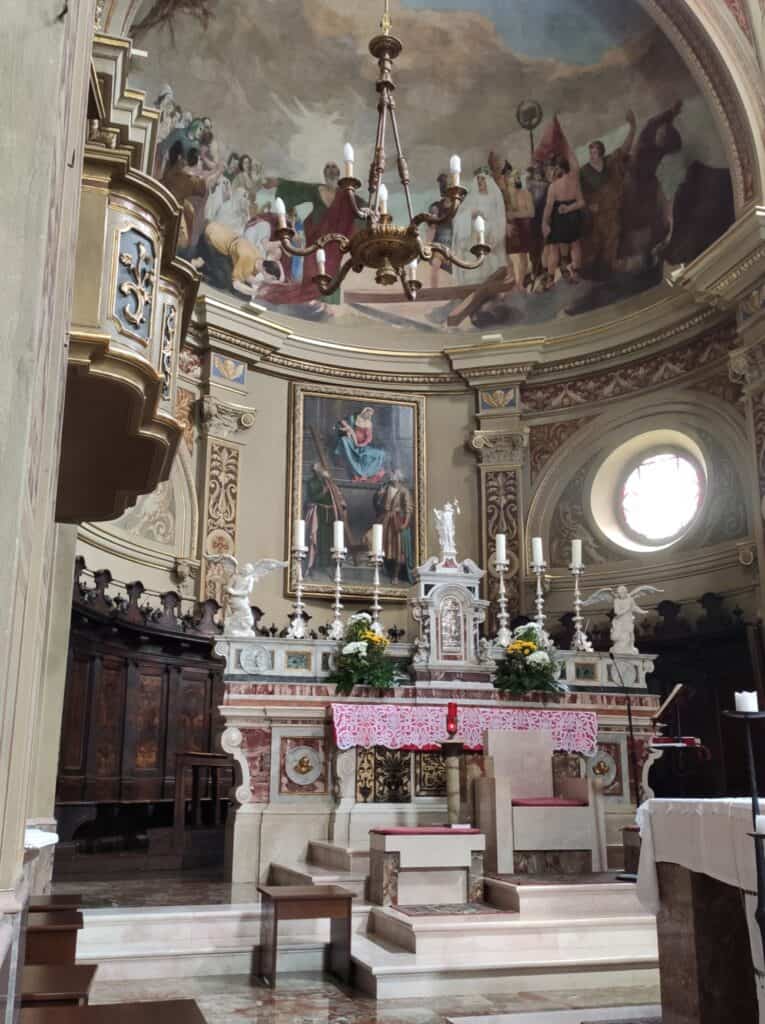 Fino del Monte: cosa vedere e fare tra chiese, parchi e sentieri interno chiesa sant andrea fino del monte