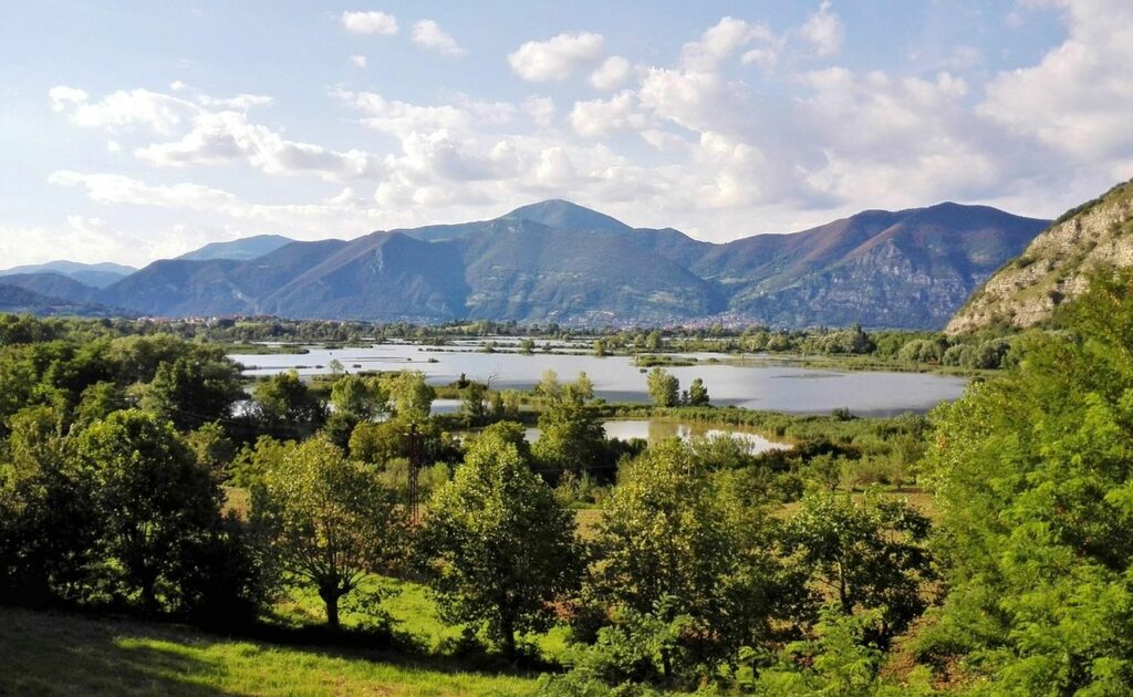 lago iseo con bambini torbiere sebino