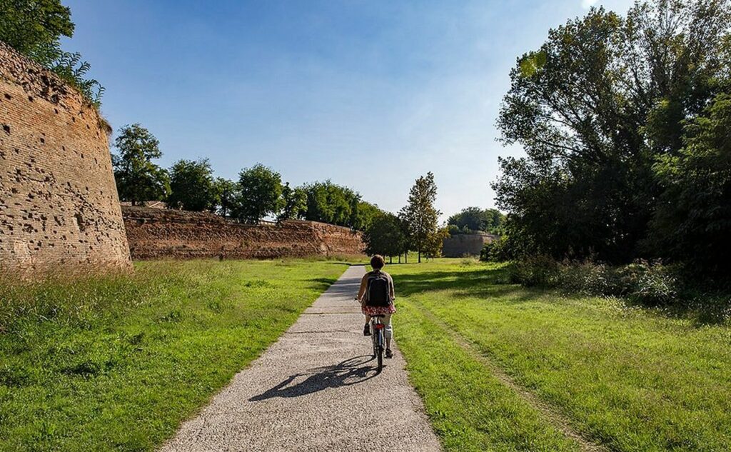 ferrara con bambini mura in bici